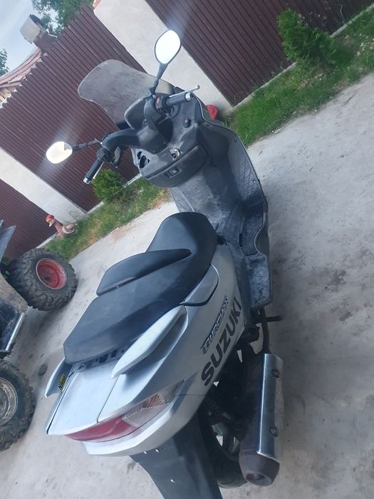 Vand sau schimb scuter suzuki burgman