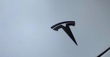 Хромированная и черная матовая эмблема Tesla
