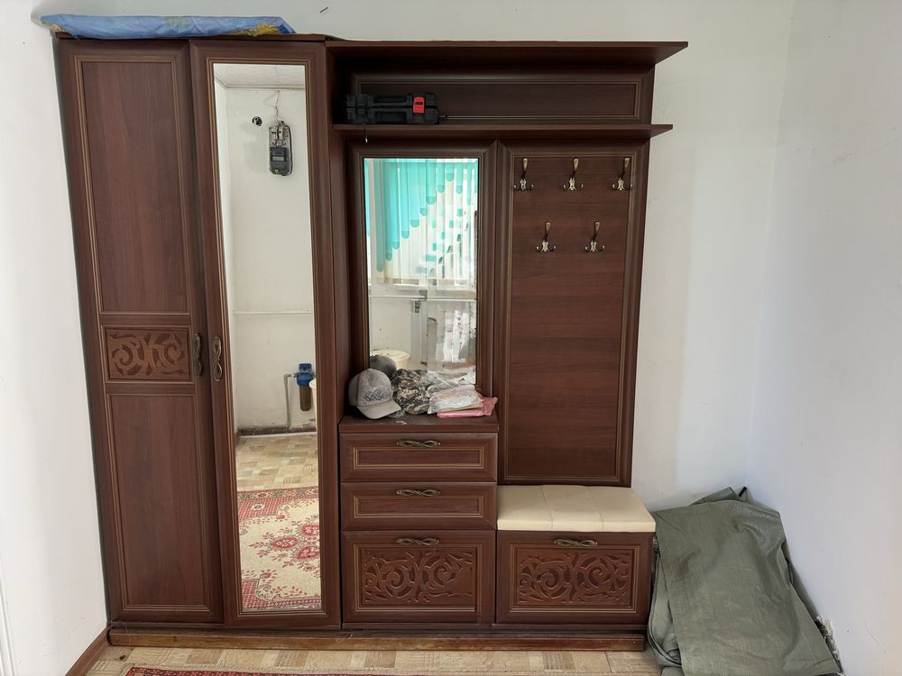 Продам Шкаф в прихожую комнату
