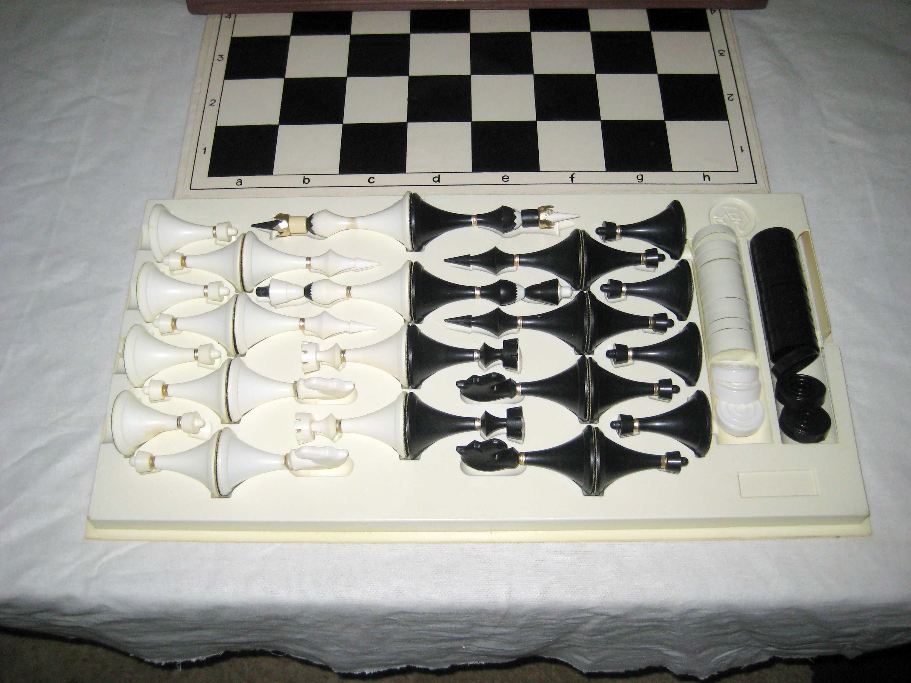 Шахмат и шашка необычный фигуры с наборам  отличном состоянии!