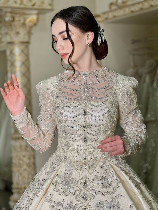 Келин куйлаклар холати яхши, 100$дан сотилади, 1-2 марта кийилган