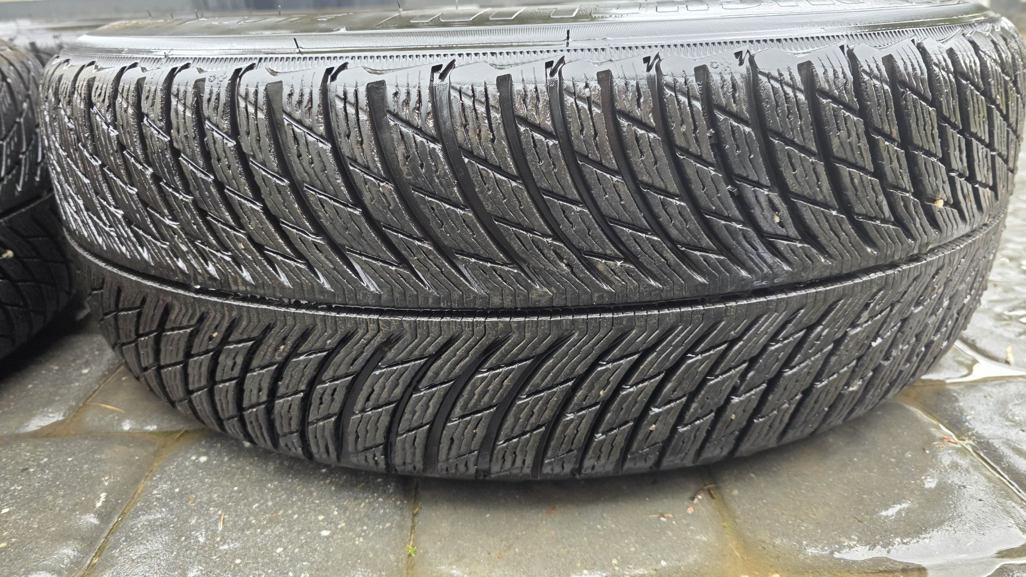 Anvelope de iarnă Michelin + Jante Aliaj Mak 18"
Pilot Alpin 5 Suv 2
