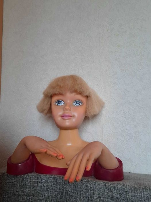 Кукла для причесок и макияжа