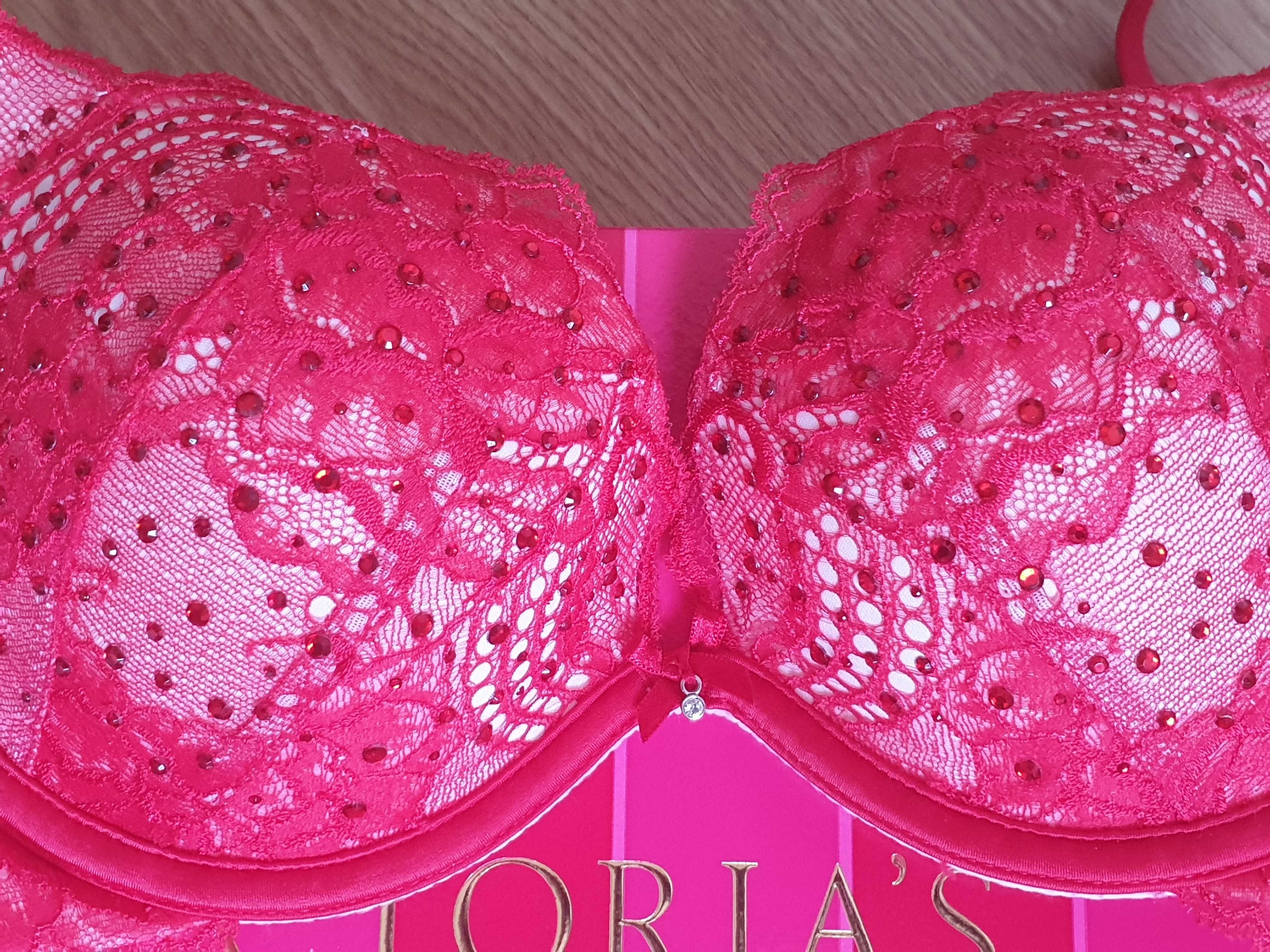 Set Victoria's Secret, sutien 34B si chilot S, NOI, cu eticheta