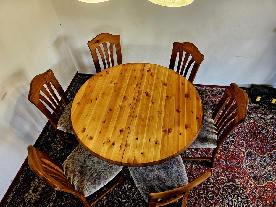 Masa rotunda extensibila si 6 scaune din lemn masiv