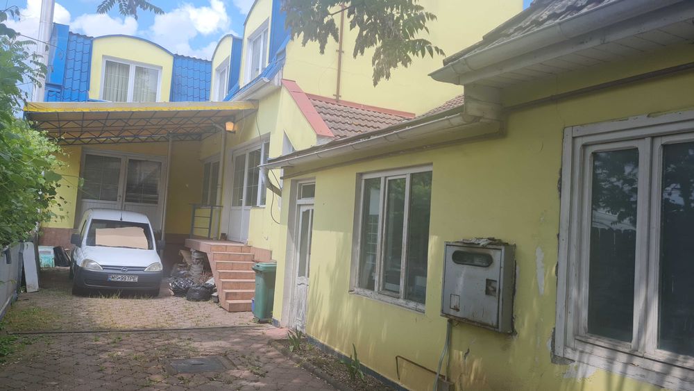 Dam în chirie spațiu comercial și tipografie