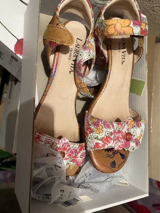 Обувки сандали Laura Vita цвят кафяв флорален