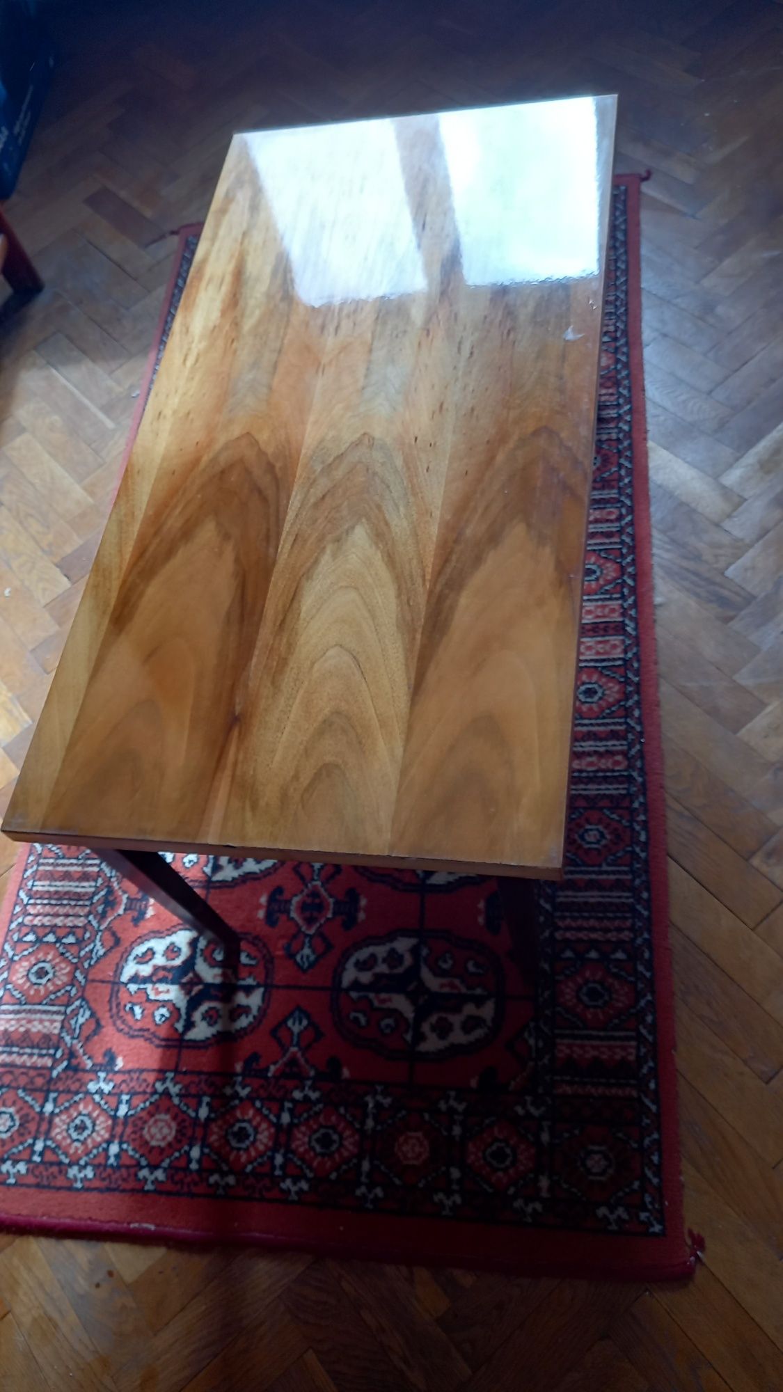 Măsuță pt cafea din lemn stare f bună,culoare natur lacuita