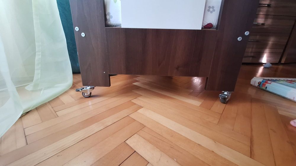 Patut bebe, din lemn,KLUPS SAFARI, model cu girafa