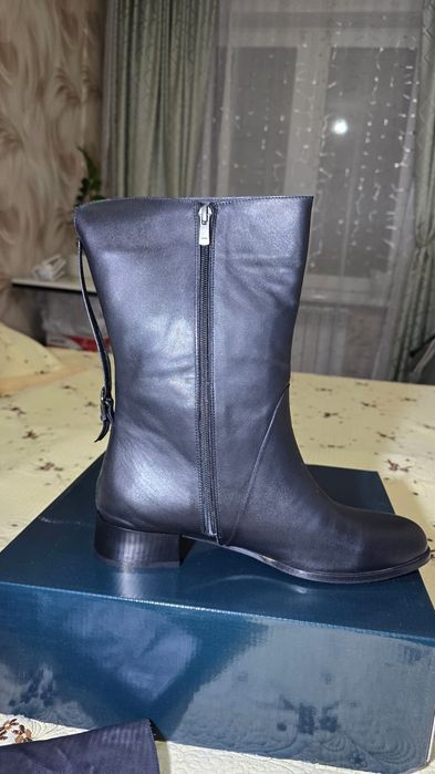 Продам две пары обуви.