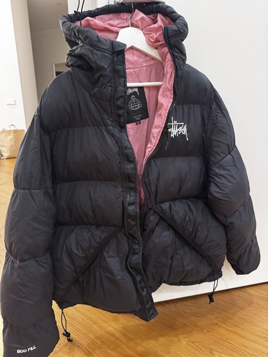 куртка-пуховик Stüssy с розовой подкладкой