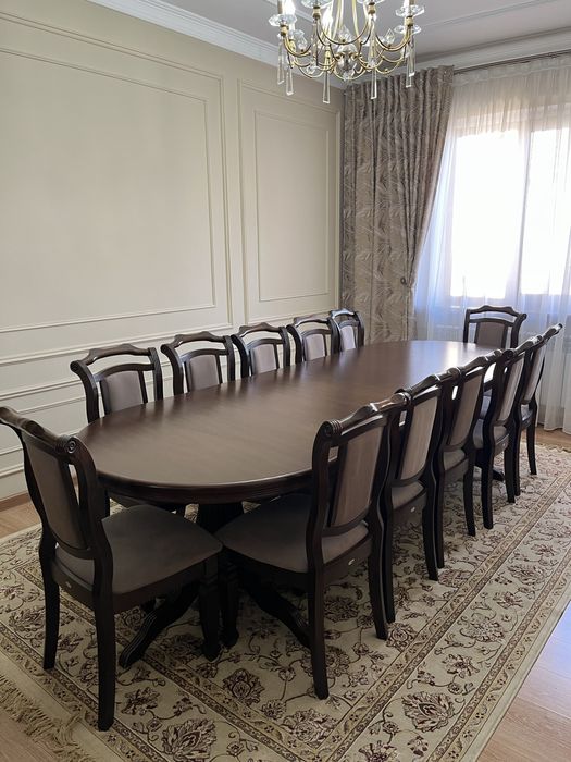 Гостинная горка, комод с зеркалом, стол со 12 стульями полный комплект