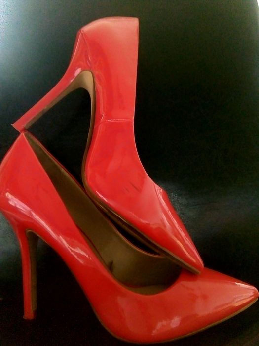 Pantofi stiletto roșii Zara