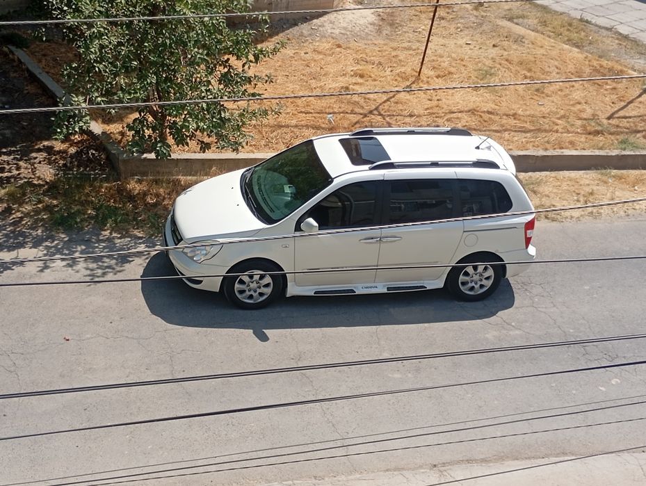 Продаёт Kia Carnival 2006
