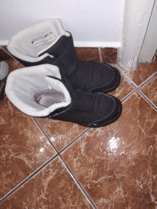 Vând ghete QUECHUA mărimea 38