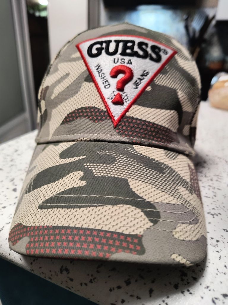 Мъжка шапка с козирка Guess оригиналена