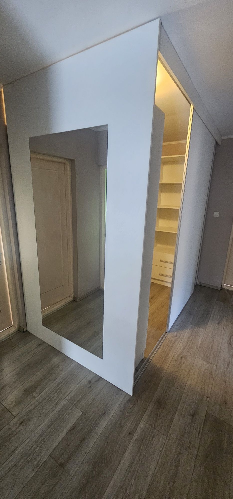 Vând dressing cu sertare, rafturi, loc umeraș și oglinda