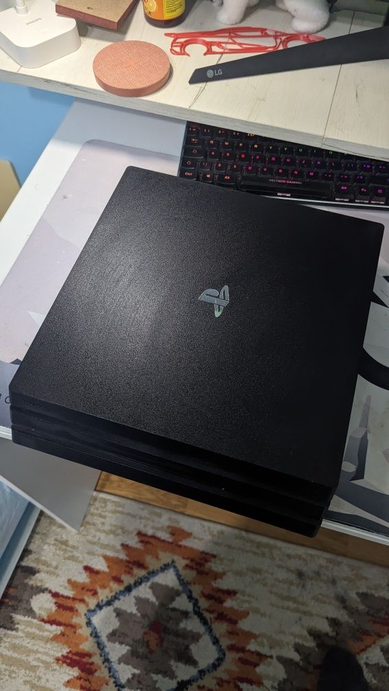 PS4 pro, 1 tb stocare, in stare foarte bună mentenanță facuta