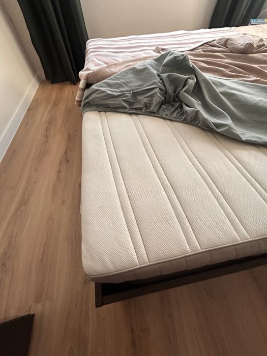 Спалня с матрак 180х200, голям гардероб с надстройка и скрин