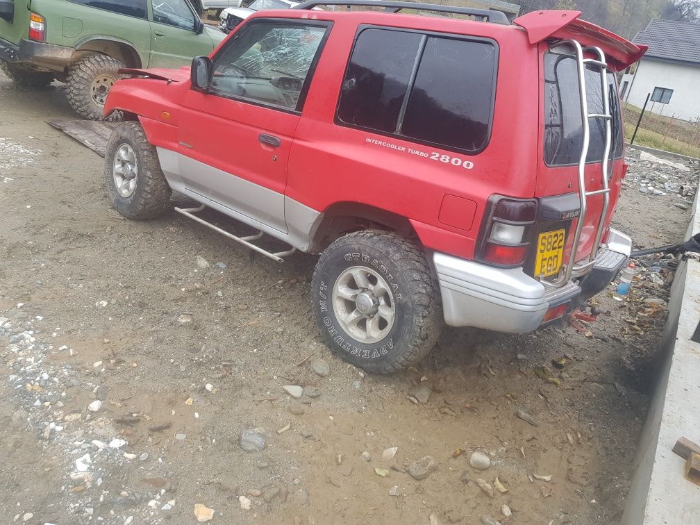 Dezmembrez mitsubishi pajero shogun motor 2.8 cutie manuală