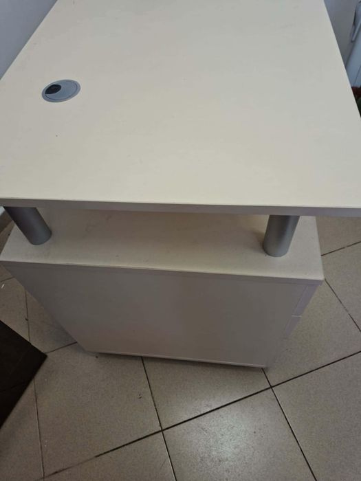 Бюро за маникюр с вграден прахоловител