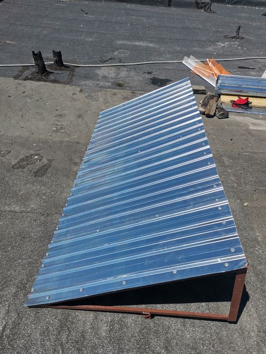 Vând marchiza pt balcon sau ușa noua noua .