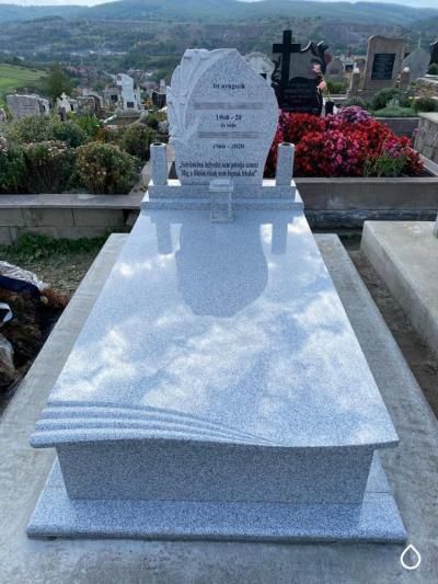 Monumente funerare diferite modele