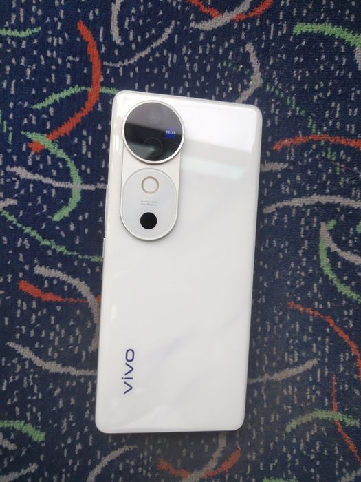 Vivo V40 телефон