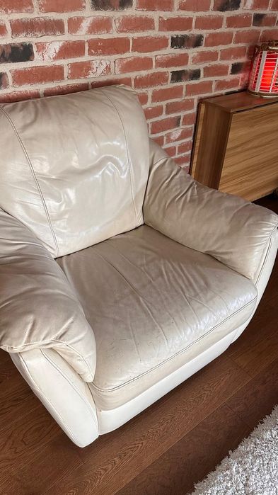 SUPEROFERTA (doar azi)!! Set canapea + 2 fotolii din piele ușor uzate