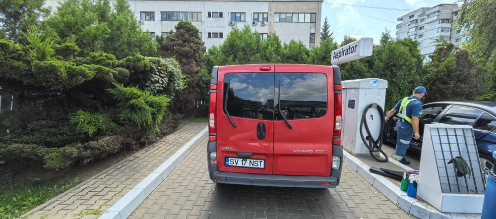 Persoană fizica ,unic proretar,vând Opel vivaro din 2011 ,e 5 ,ac, 8+1