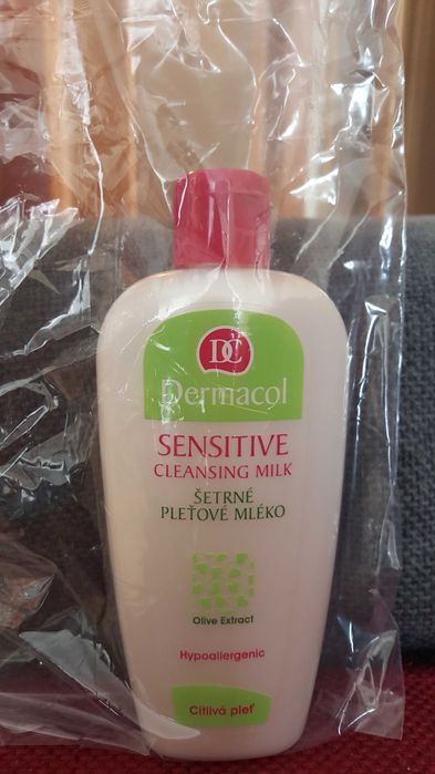 Dermacol почистващо мляко за чуствителна кожа