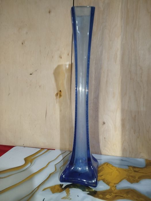 Продаются: 2 белые вазы (24 см) и 1 синяя ваза (28 см)