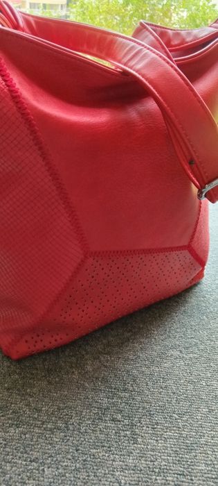 Дамска чанта от висококачествена  кожа в червен цвят.Декоративен пискю