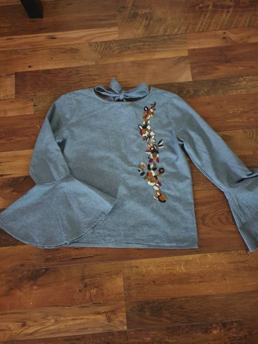 Bluza cu maneca lunga evazata  si broderie,