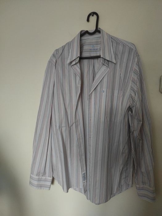 Cămăși cu mânecă lungă și scurtă, diferite mărimi, diferite modele, cu