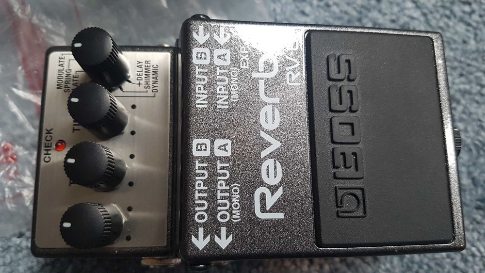 Vand efect chitara voce -pedala BOSS RV6 noua