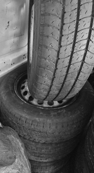 Vand cauciucuri  cu jante de tabla de opel vivaro 205/65R16 C