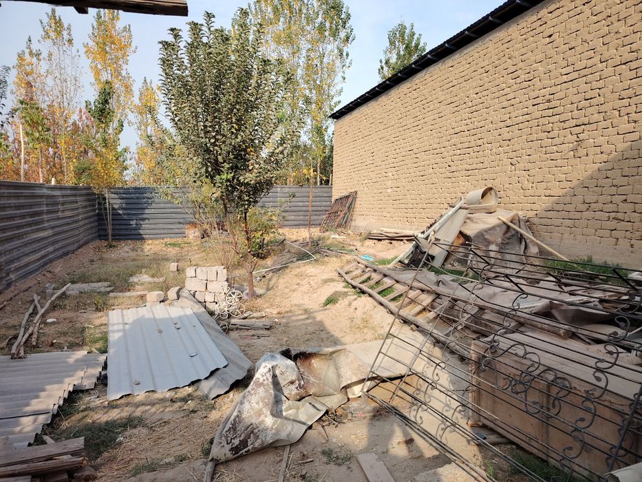 Тошмореда уй сотилади 3.ярим сотихли 2 хона янги курилган ураган