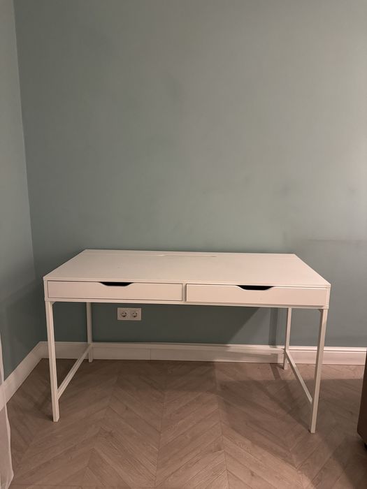 Стол белый прочный