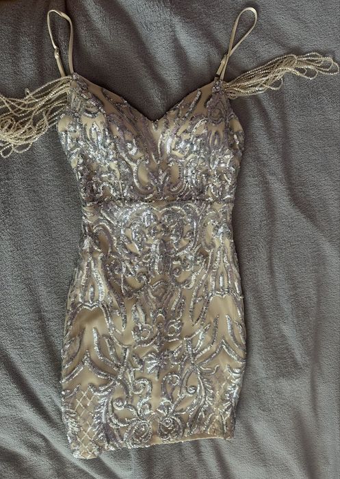 Сребърна рокля, подходяща за повод