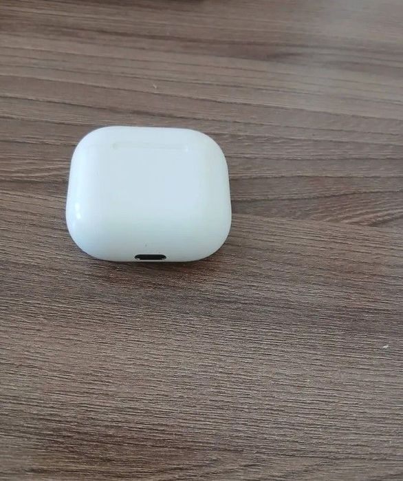 Продам airpods 4 в хорошем состоянии