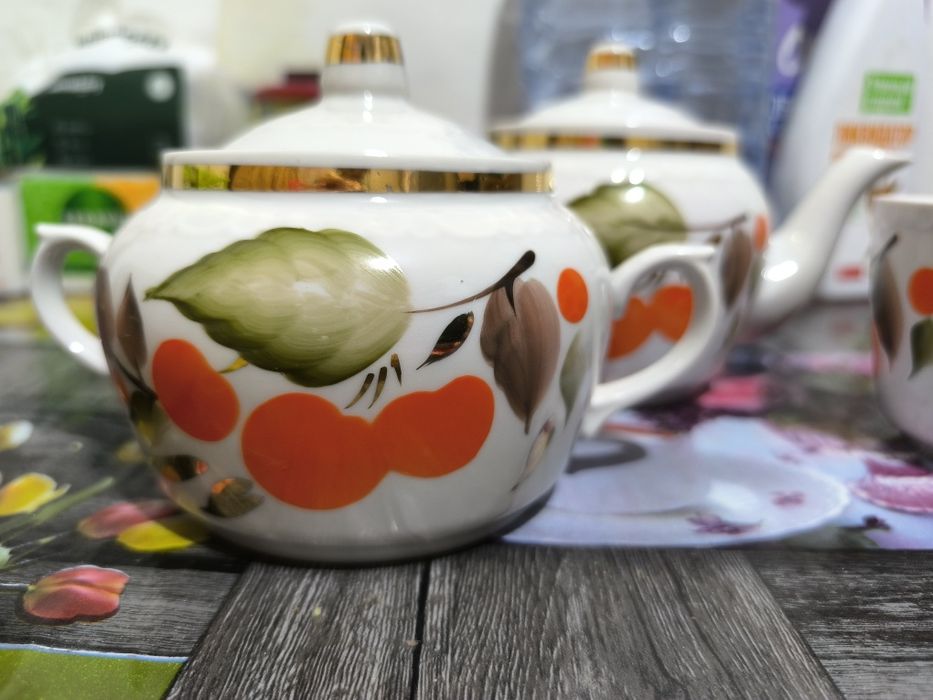 Чайный сервиз, чайник, сахарница и 6 кружек