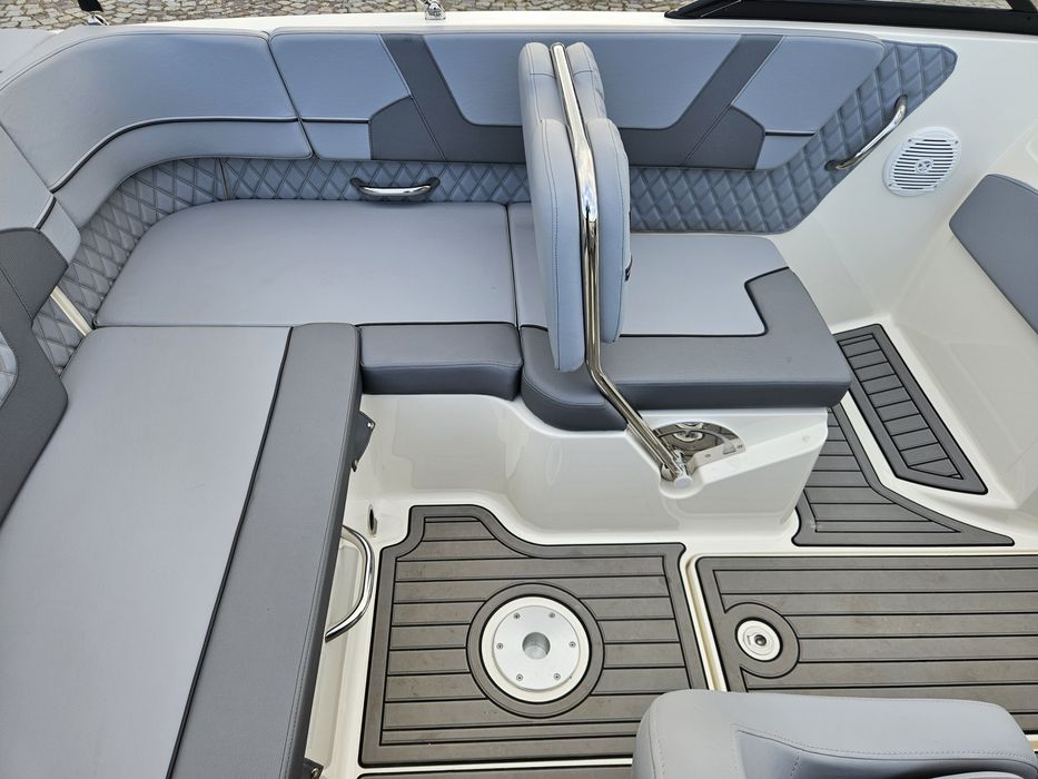 Barca bowrider BAYLINER VR5 noua cu motor Mercury 150CP si peridoc