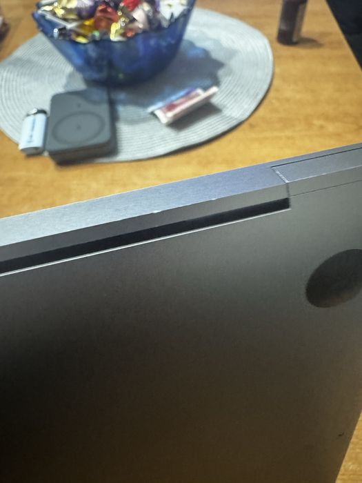 MacBook 13″ Air M1 – батерия 100%, леко износване по ръбовете