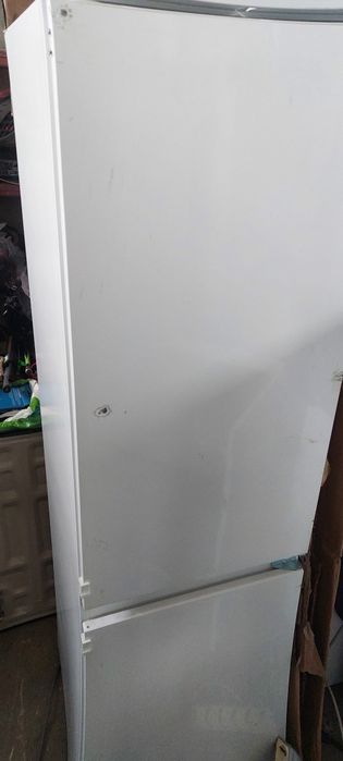 Хладилник с фризер за вграждане