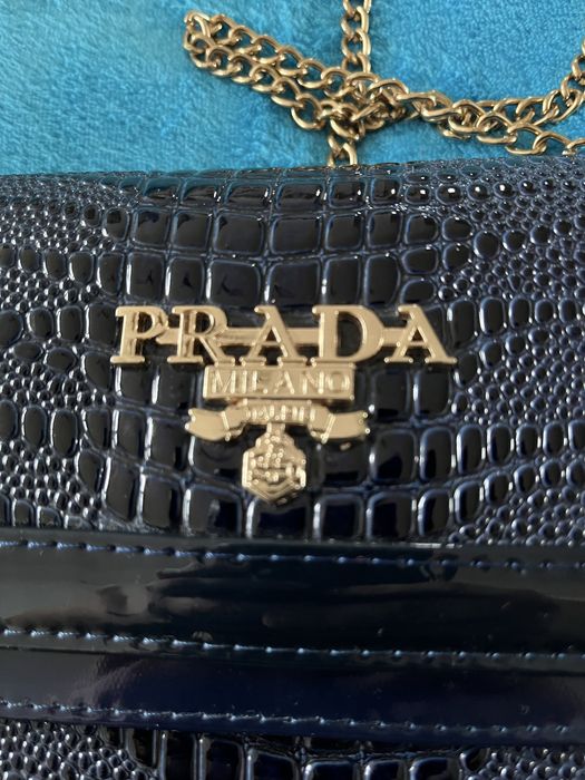 Geanta tip plic piele lacuita Prada 16x3x23 cm in stare perfecta