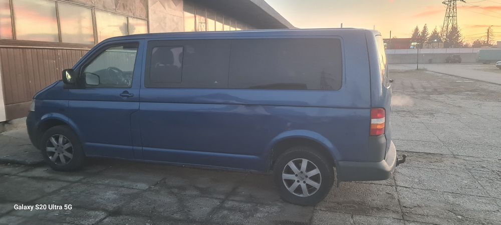 Vând volkswagen transporter T5 8+1 2005
