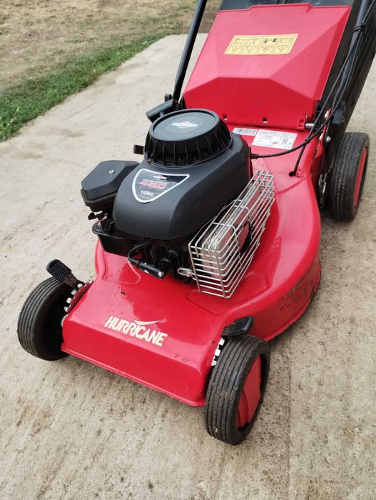 Mașina de tuns iarba cu tractiune