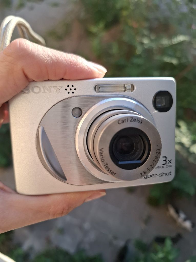 Компактен дигитален фотоапарат SONY Cybershot W1