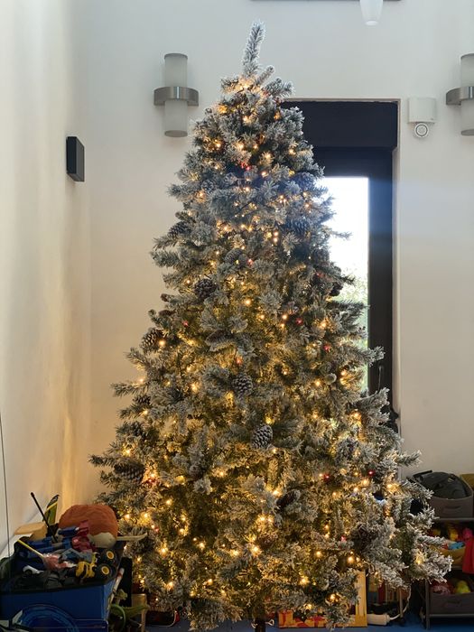 Brad artificial DeLux cu zapada/conuri 240 cm